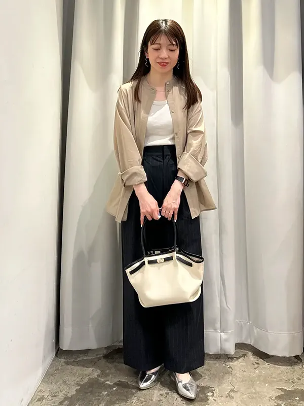 軽やかに羽織れるバンドカラーシャツで女性らしいムードのパンツコーデに | 気温28度の服装