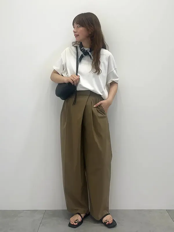 機能性&デザイン性のあるアイテム+ひんやりスカーフでシンプルな中に洒落感を | 気温28度の服装