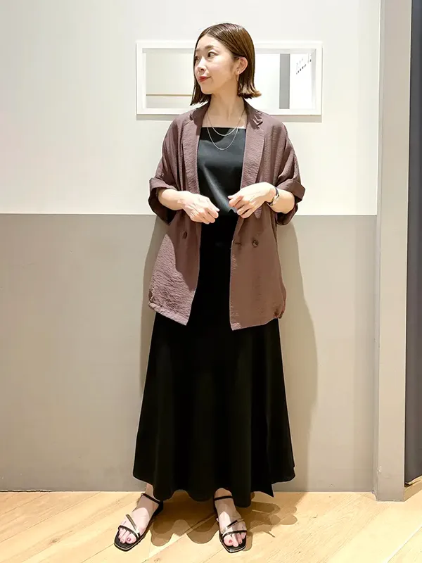 全身が暗く見えがちな「秋カラー」をバランスよく着こなすコツ | 気温32度 服装